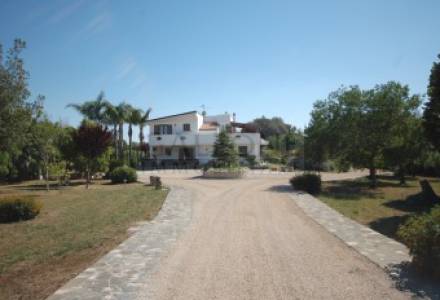 4-bedroom villa with private land and garden, in the charming Salento countryside.