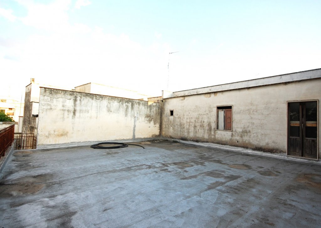 Sale Period house Carmiano - Charming freehold period apartment with terrace and garage. Locality 