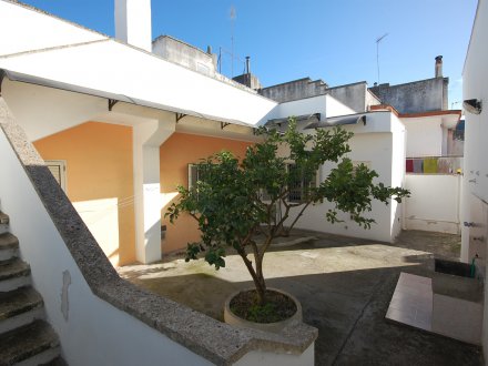 3bedroom 2bathroom freehold ground-floor house, with private garden.