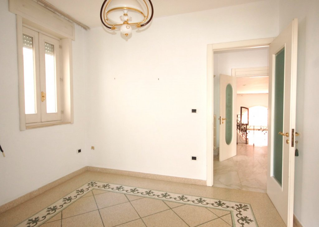 Sale Apartment Novoli - Novoli (Le) – Salento, Italy  First floor two-bedroom apartment with private entrance, garage, balcony and private roof terrace. Locality 