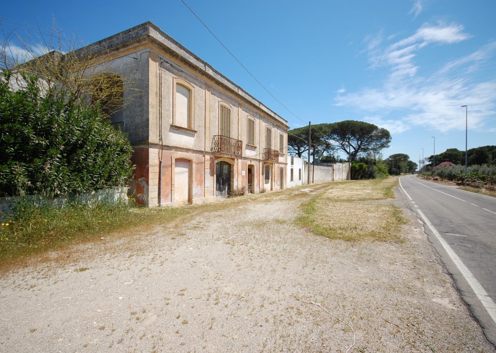Sale Historic freehold house Lecce - Salento, Italy - Detached country house with private land. Locality 