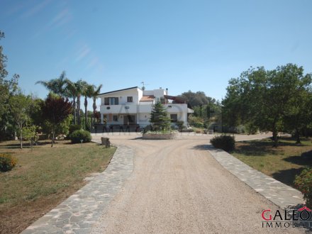 4-bedroom villa with private land and garden, in the charming Salento countryside.
